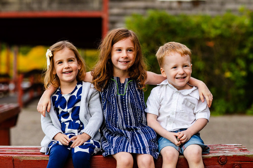 Extended family portrait session at with photographer at Goddard Park in East Greenwich, RI