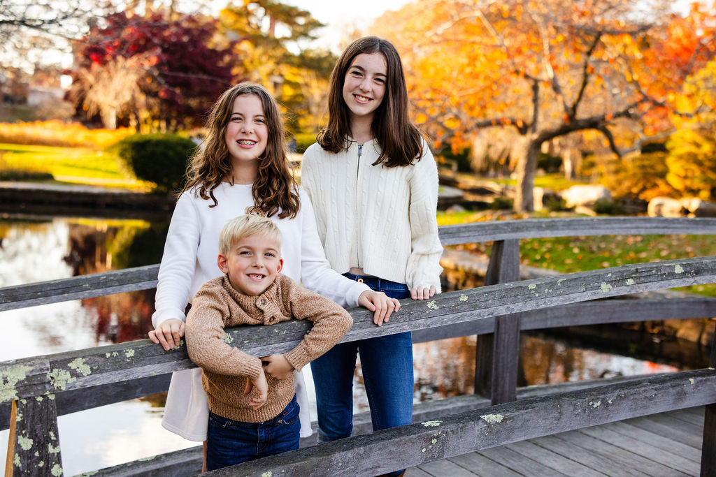 Children posing in Roger Williams Park in RI for their family portrait session